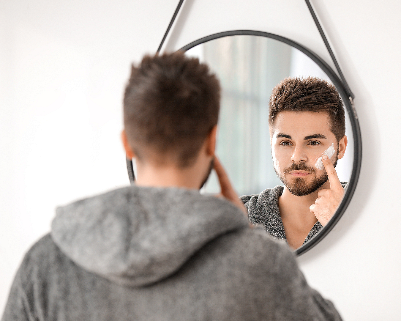 uomo che usa i cosmetici